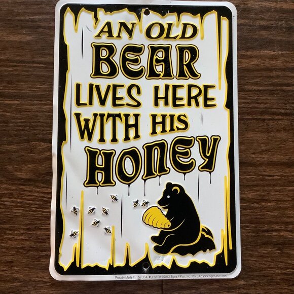 An Old Bear Lives Here With His Honey Metal Embossed Sign 12"x8" Cabin Country - Picture 6 of 6